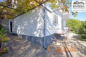 Dvosoban stan sa dvoristem Bijela